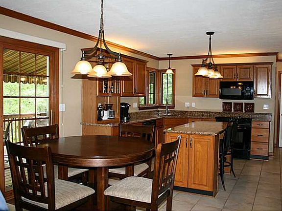 4th image of 216 Elmhurst Cir