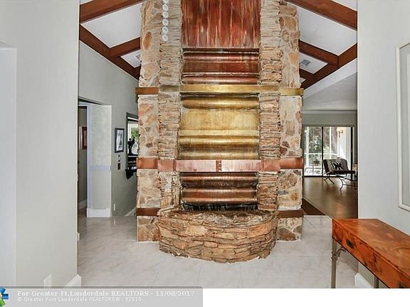 4th image of 345 Jacaranda Dr