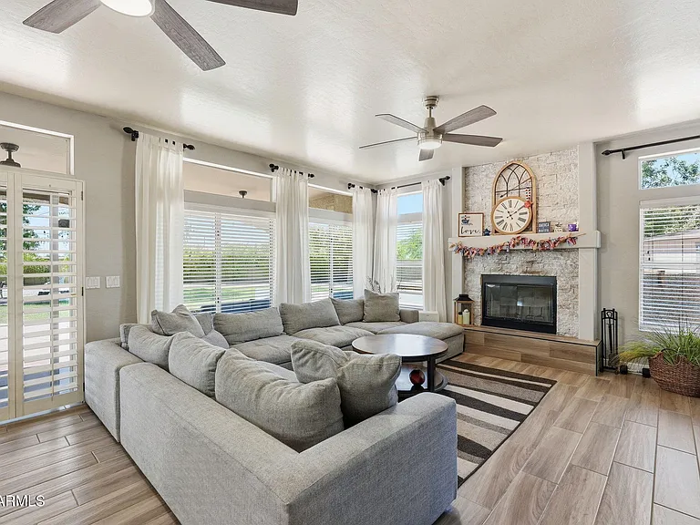 2575 E Drake St — Photo 2