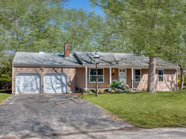 16 Yale Dr, Hampton Bays, NY 11946