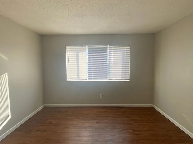 1 Bed/1 Bath Apartment off Hampton Ave! — Photo 15