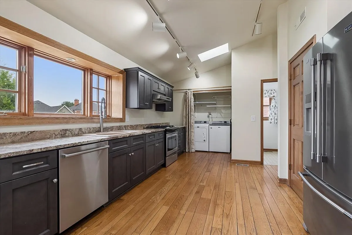 4 bed, 3.5 bath, 2800 sqft, $3,995 — Photo 4