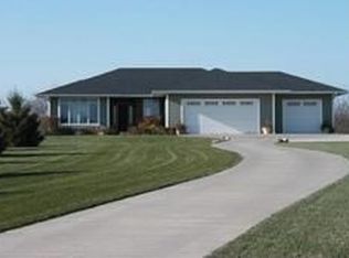 1874 Harbor Hills Dr, Pella, IA 50219