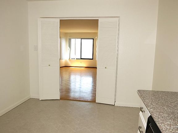 4th image of 2642 Van Ness Ave #302