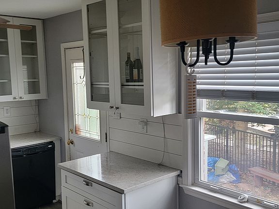 4th image of 100 Warwick Ave
