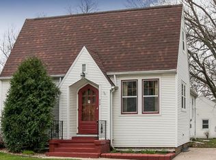 858 Oakland Rd NE, Cedar Rapids, IA 52402