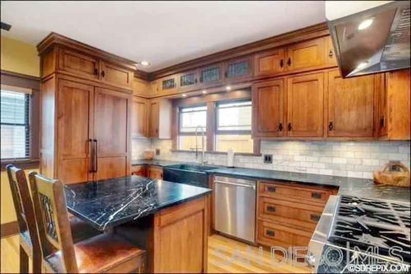 3 bed, 1.5 bath, 2056 sqft, $5,300 — Photo 3