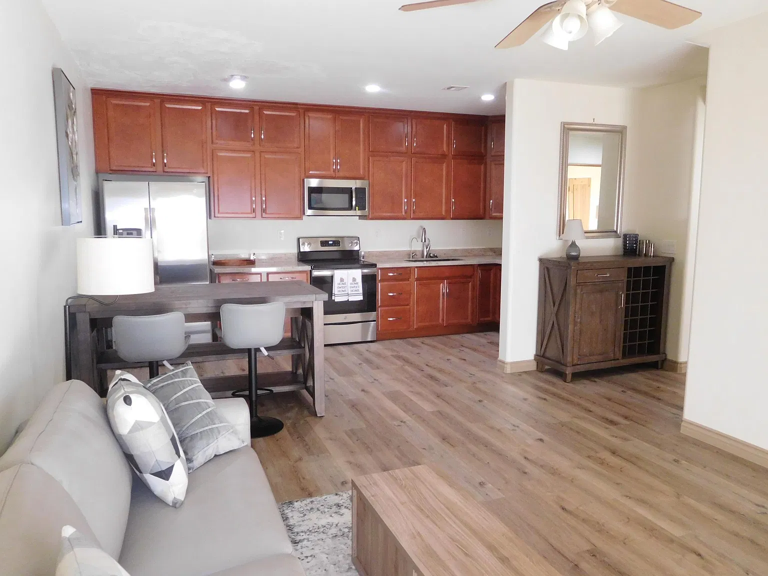 1 bed, 850 sqft, $1,900 — Photo 2