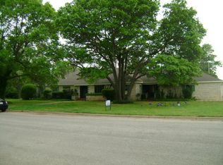 907 Cactus Dr, Olney, TX 76374