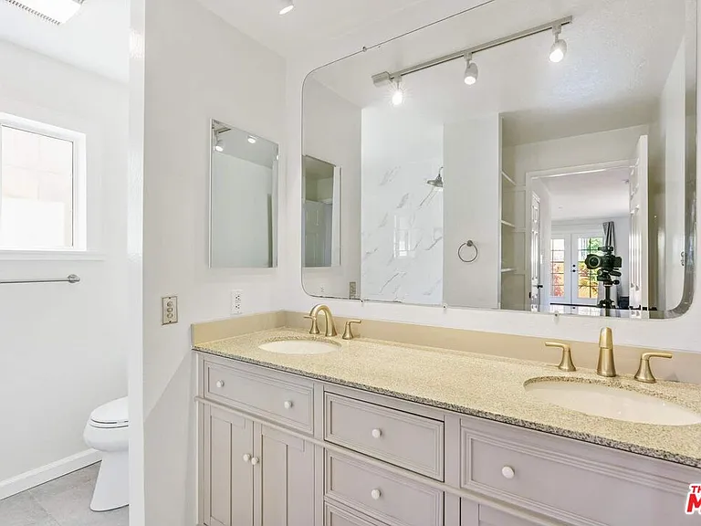 4058 Wade St — Photo 12