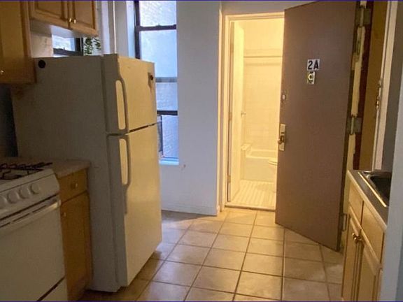 2nd image of 238 E 89th St #2FE