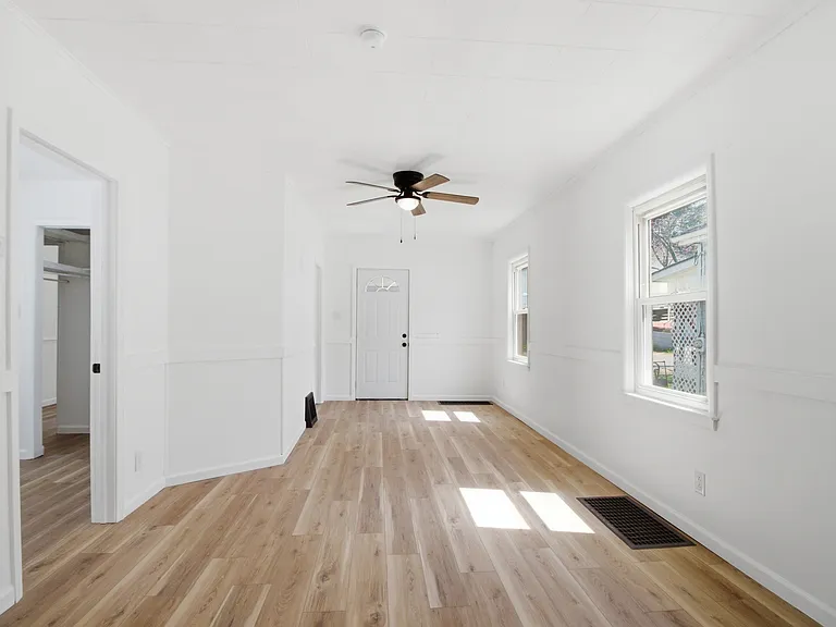975 Washburn St — Photo 10