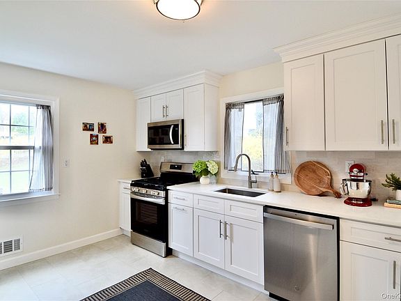 4th image of 1131 Dobbs Ferry Road