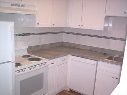 5th image of 148 Newbury Ave
