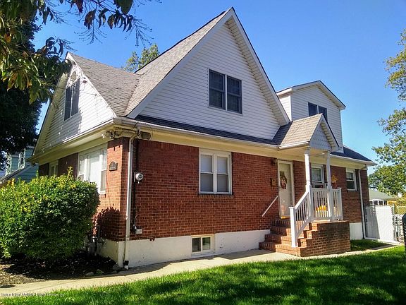 3rd image of 137 Ravenhurst Ave