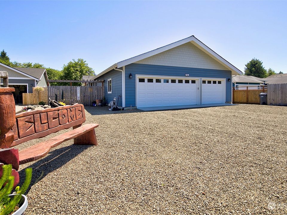 1st image of 756 Island Circle SE