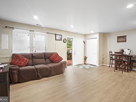 4th image of 2971 Shepperton Ter