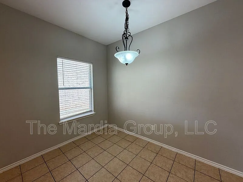 4 bed, 2.5 bath, 2601 sqft, $2,125 — Photo 4