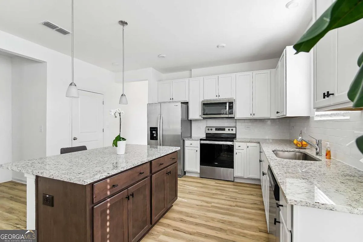 3 bed, 2.0 bath, 1519 sqft, $2,295 — Photo 4