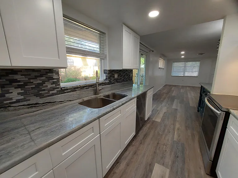 1071 Highland St — Photo 5