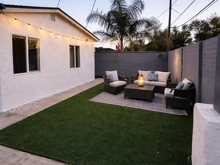 private front yard with Artifical grass so you can easily enjoy that's space
play with the kids or have gettering with friends/family.