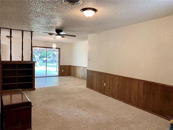 4th image of 221 Bowie St