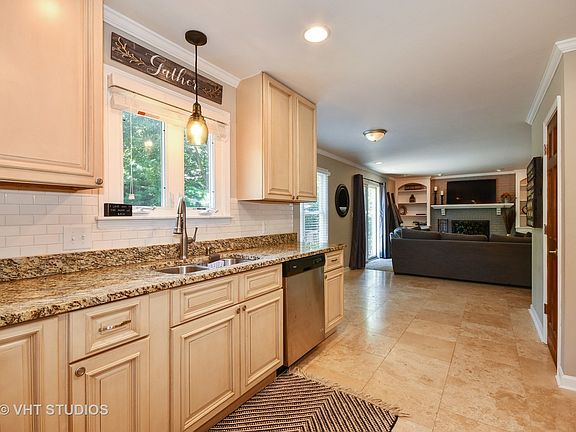 5th image of 516 Blackhawk Dr