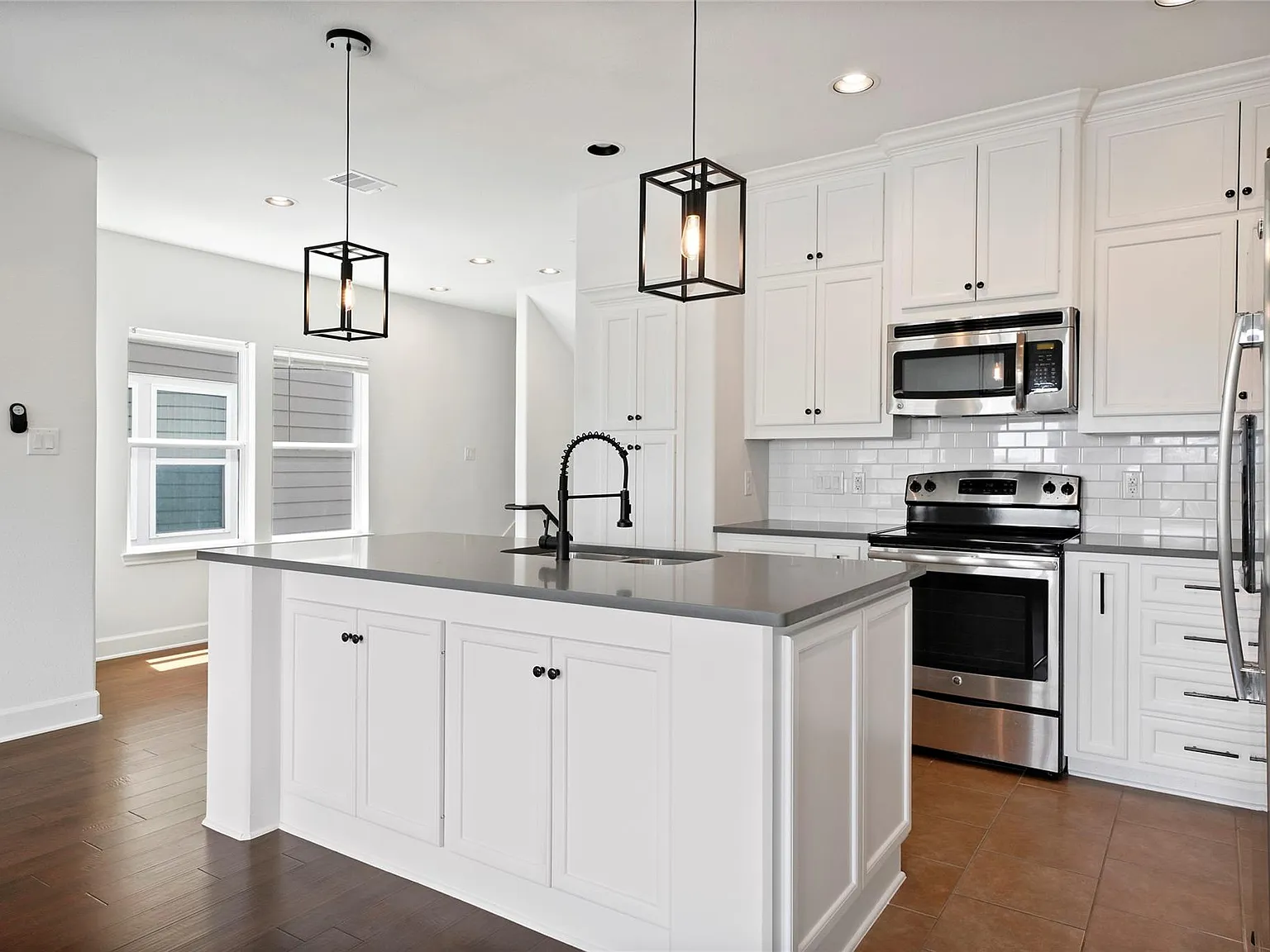 4 bed, 4.0 bath, 2019 sqft, $2,500 — Photo 3