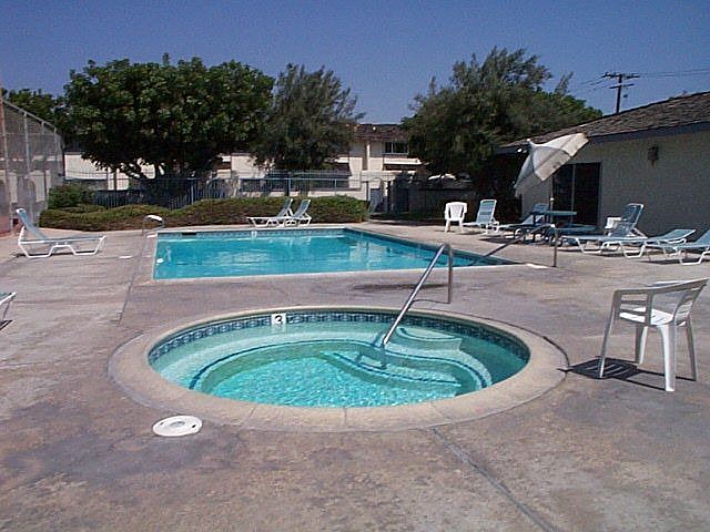 Nice Pool and Spa, plus Club House and Tennis !