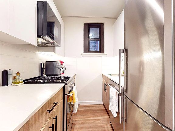 4th image of 225 E 26th St #5RW