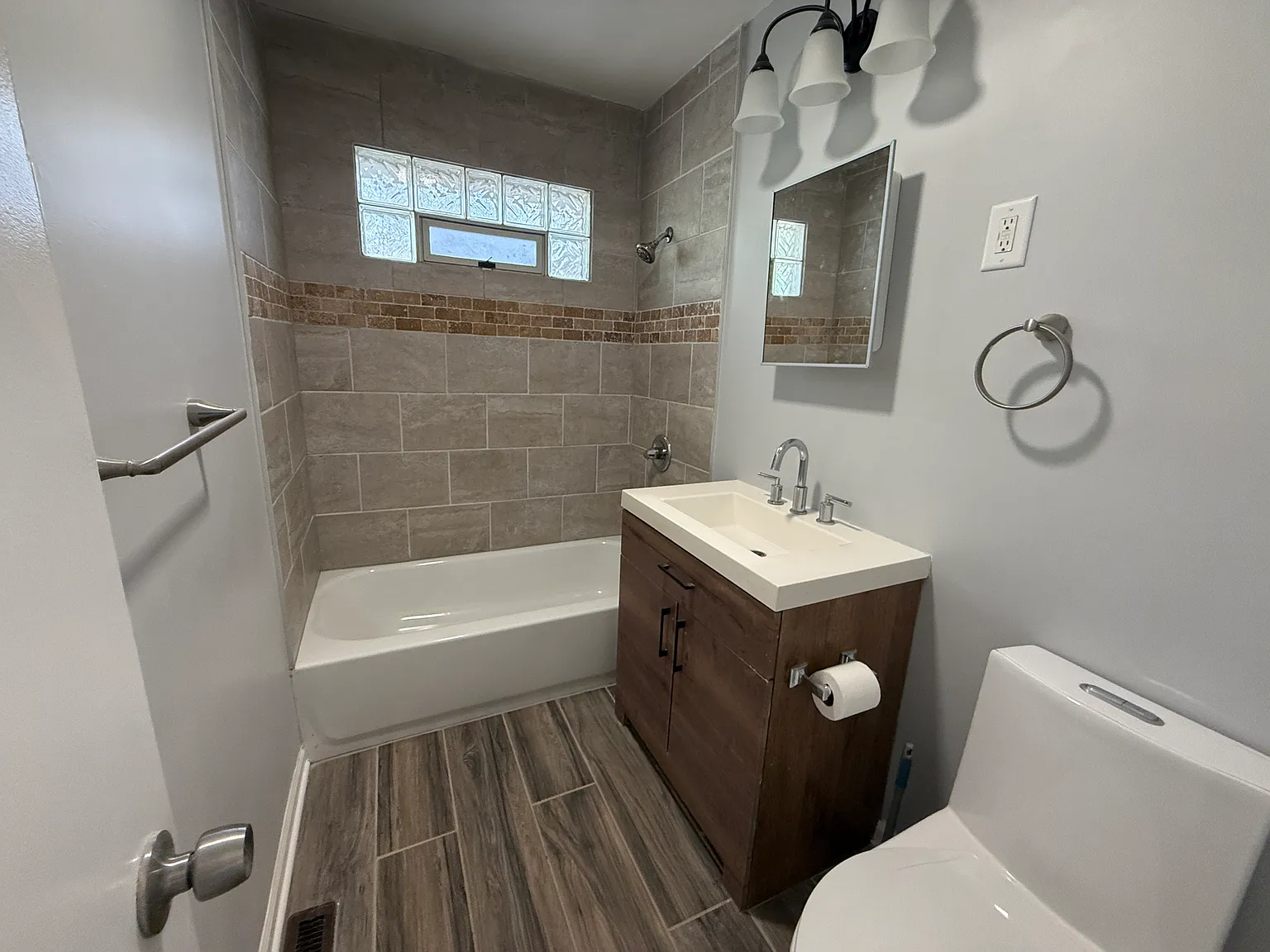3 bed, 1392 sqft, $2,200 — Photo 4