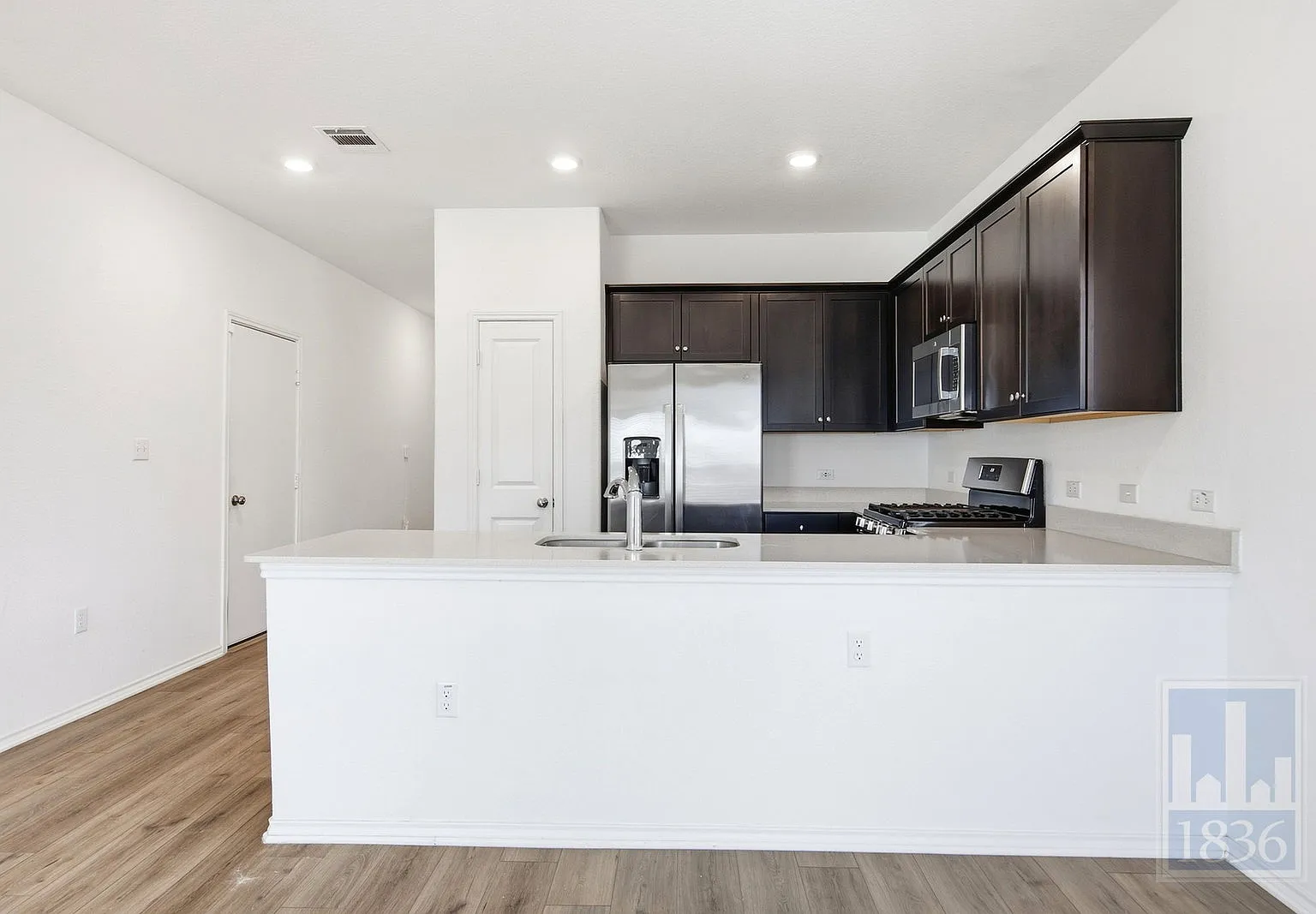 3 bed, 2.0 bath, 1041 sqft, $1,800 — Photo 4