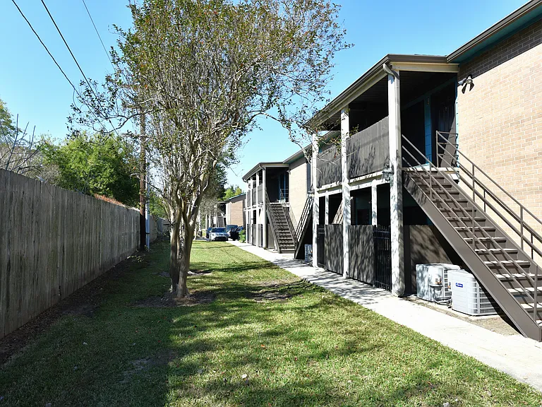 Bayou Oaks Apartments — Photo 37