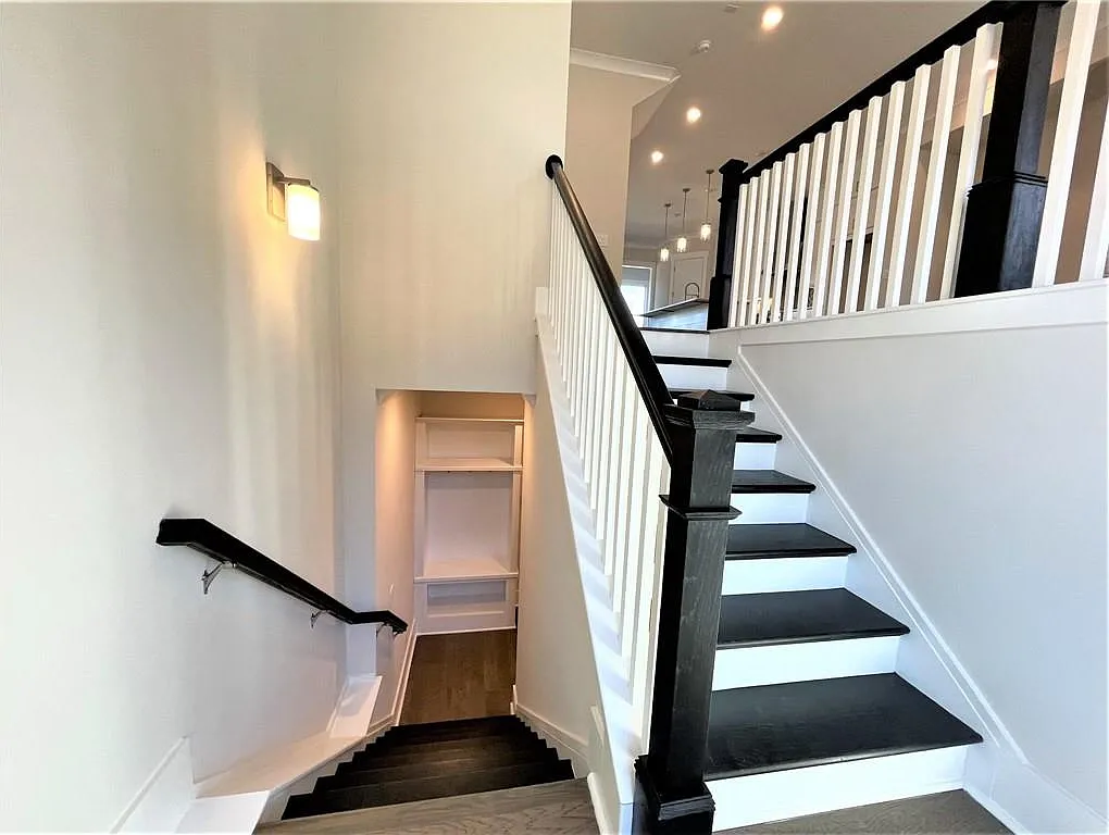 4 bed, 3.5 bath, 2473 sqft, $5,000 — Photo 2