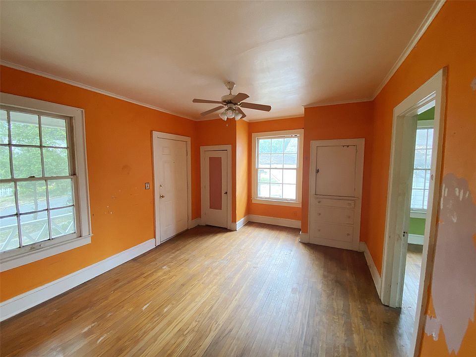 22nd image of 107 E Herndon St