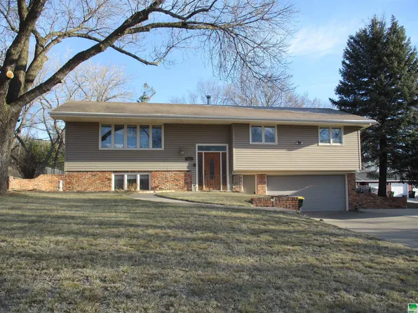 2315 Indian Hills Dr, Sioux City, IA 51104