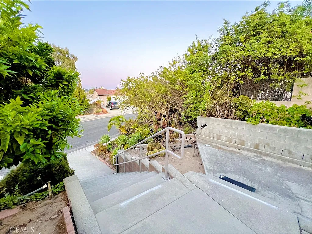 4 bed, 1726 sqft, $4,080 — Photo 3