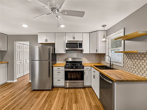 4th image of 32 Canasta Rd