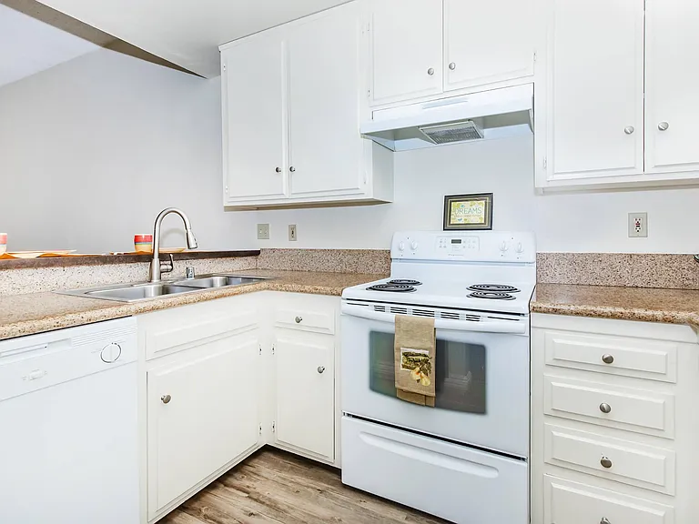 Riviera Vista Apartments — Photo 18