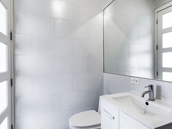 4th image of 1503 Gates Ave #11F