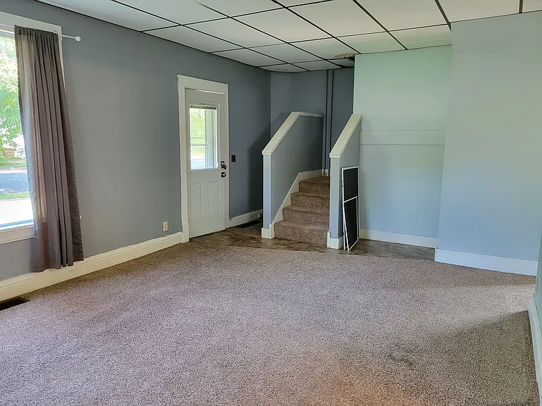 512 E Maple St — Photo 7