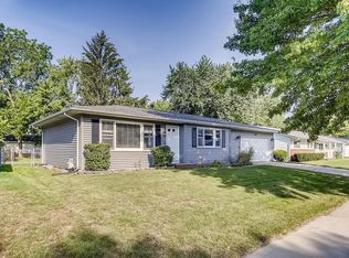 370 Princeton Ave, Elgin, IL 60123