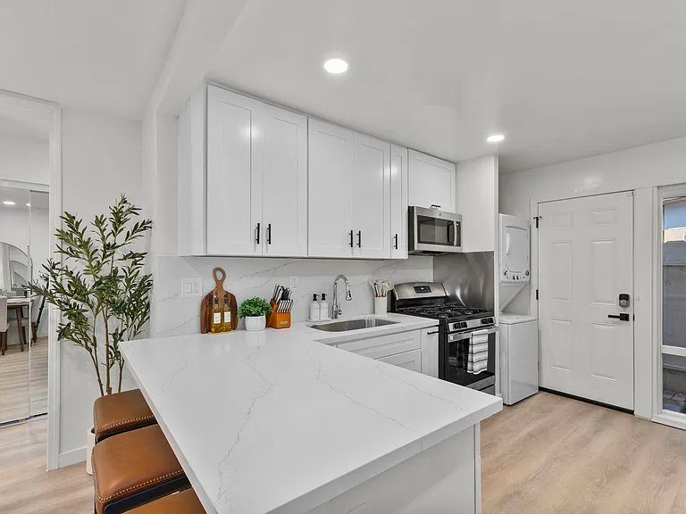 4440 Clairemont Dr — Photo 2