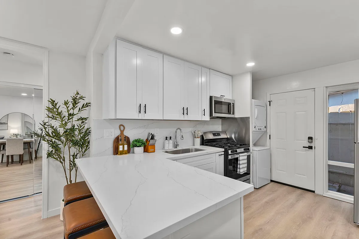 Building Photo - 4440 Clairemont Dr