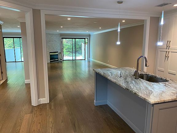 5th image of 102 Foxwood Dr
