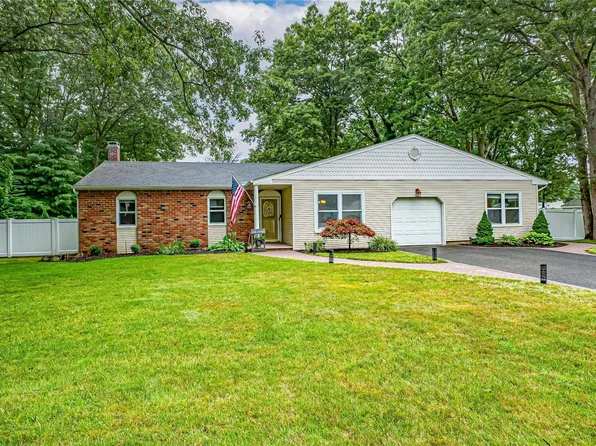 10 E Stuyvesant Circle E, East Setauket, NY 11733