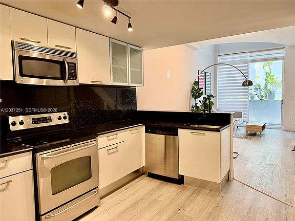 5th image of 3339 Virginia St APT 129