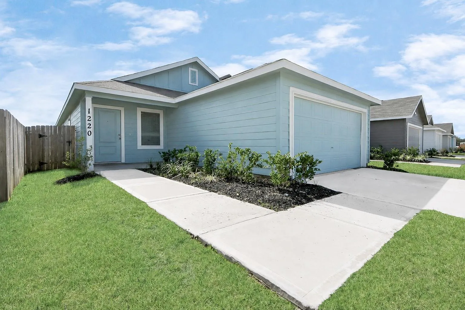 3 bed, 2.0 bath, 1411 sqft, $1,700 — Photo 1