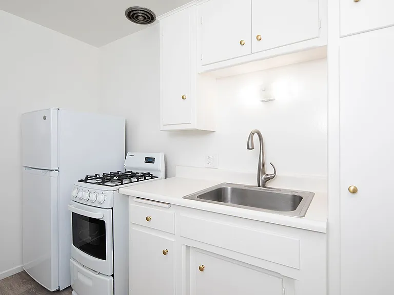 1128 Felspar Street — Photo 13