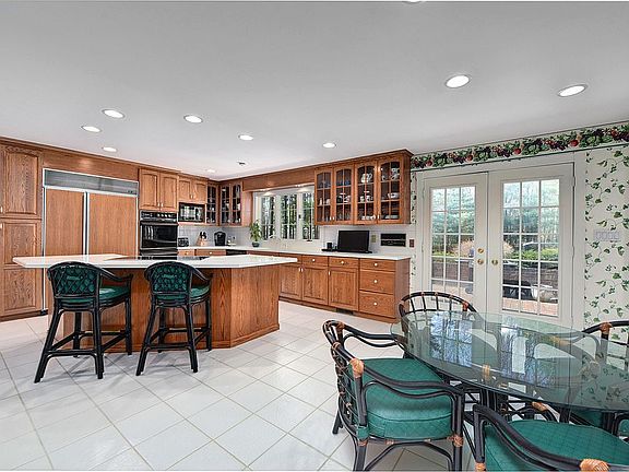 4th image of 200 Basswood Ln